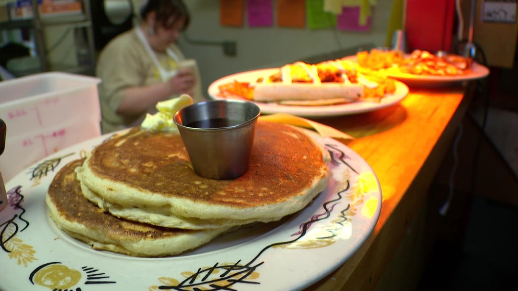 Modern Times Cafe closing at end of year after providing 30,000 free meals in wake of ICE surge — WCCO / CBS Minnesota, Richfield Dining news