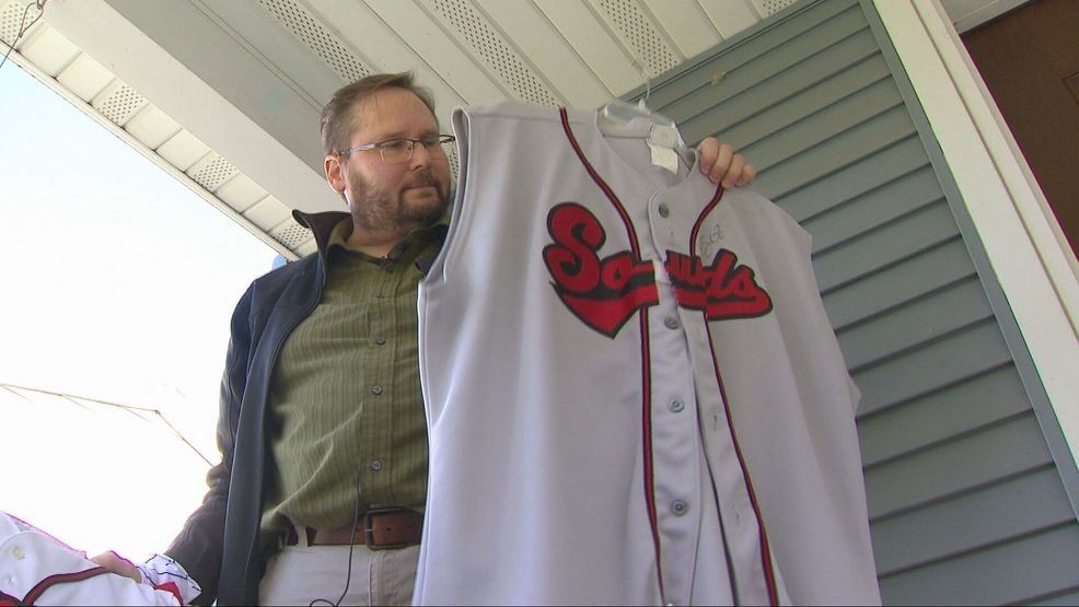 Brewers fan makes long drive from Wisconsin to Tampa Bay for Game 3 — Fox 11 Green Bay Local, Richfield Sports news
