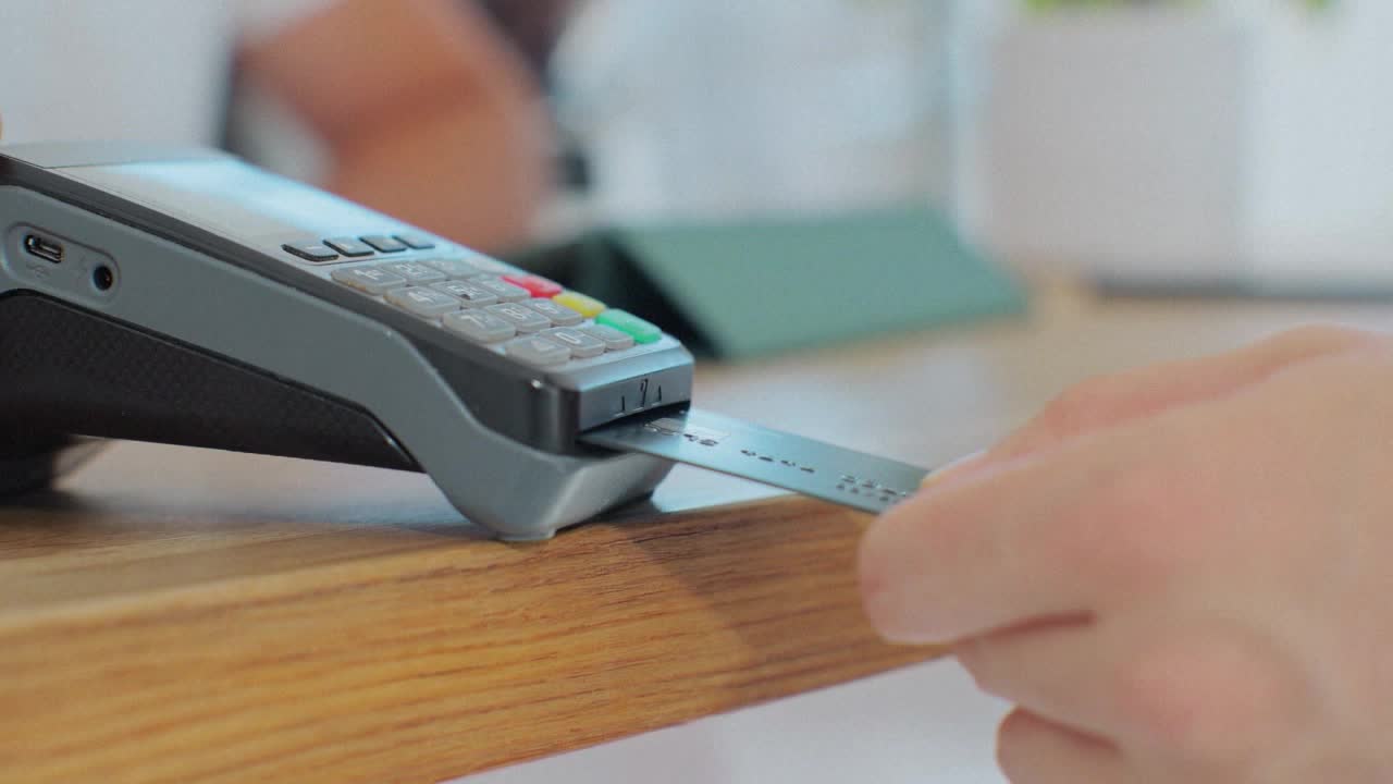 Avoiding fees when holiday shopping — Richfield Business news