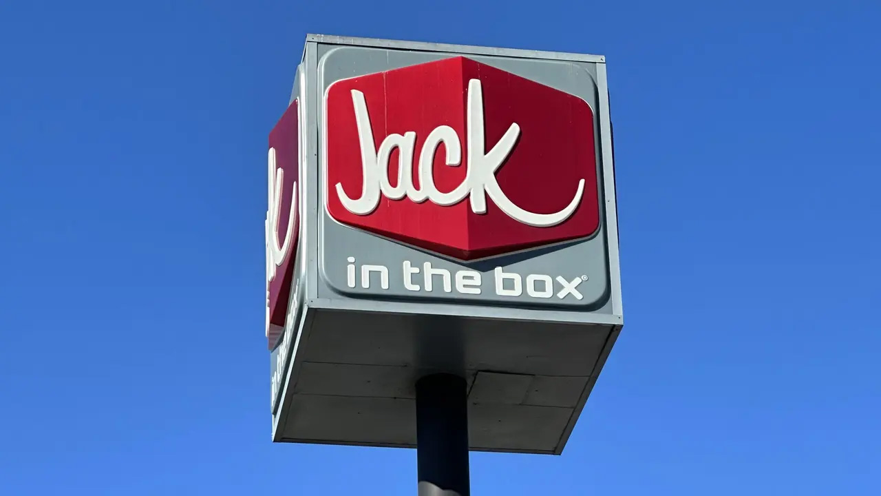Scalding hot coffee thrown into fast-food manager’s face by angry customer, DA says — Richfield Dining news